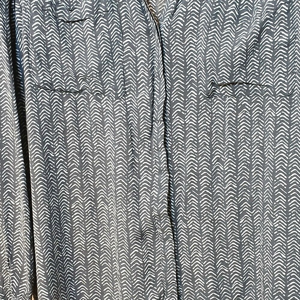 Eddie Bower Women V-Neck Button Front Blouse, Size XL. Gray Geometric Print GUC - Picture 4 of 5